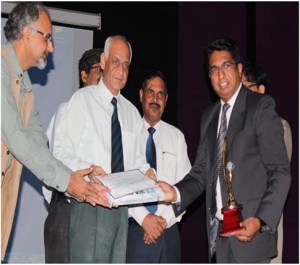 Hon’ble Vice Chancellor and Ar. Alok Sharma giving Best Paper award to Ar. Abhramin K Samuels from Amity Dubai.