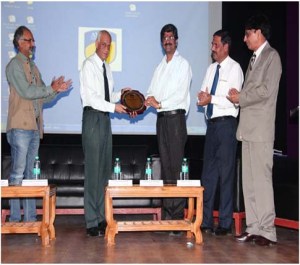 Hon’ble Vice Chancellor giving Memento to Prof. (Dr) Mayank Mathur 